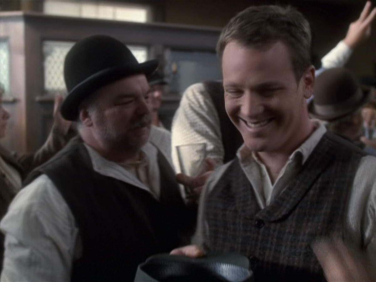 extant_StarTrek_VOY_6x11-FairHaven_00403.jpg