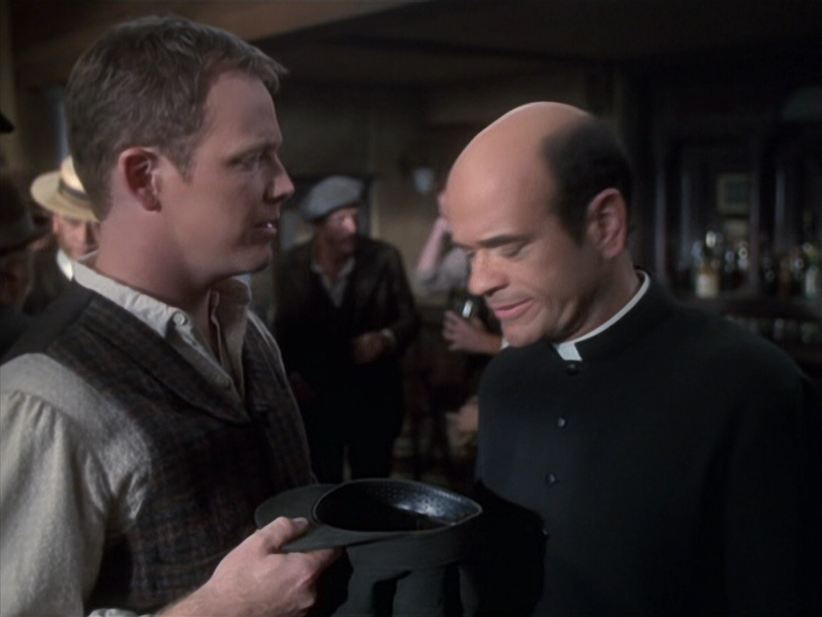 extant_StarTrek_VOY_6x11-FairHaven_00408.jpg