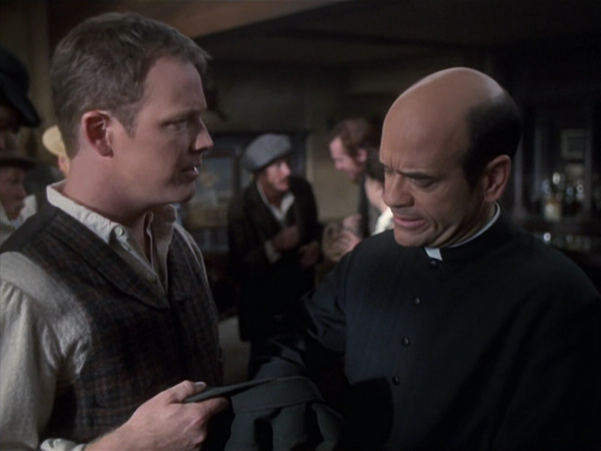 extant_StarTrek_VOY_6x11-FairHaven_00409.jpg