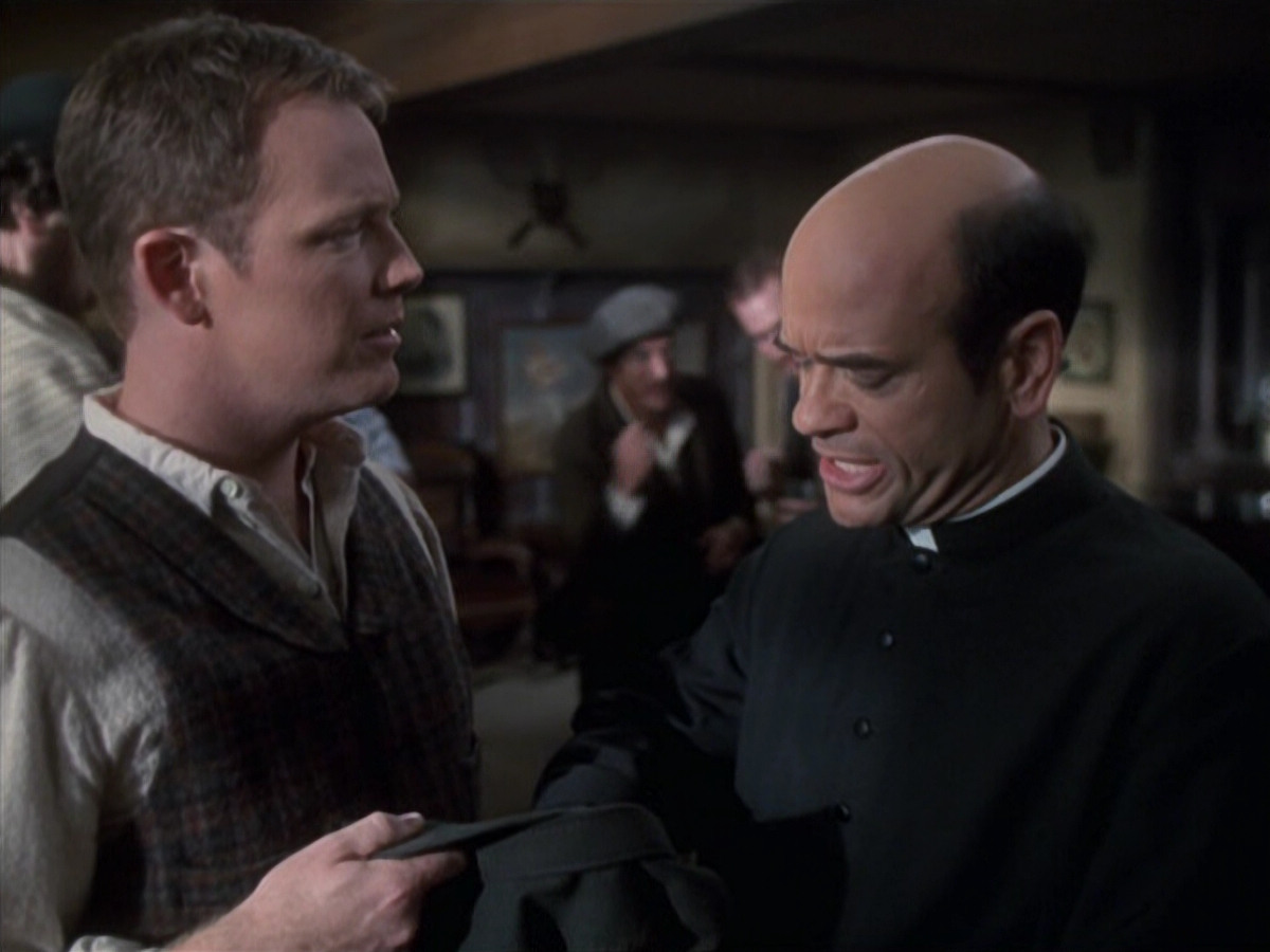 extant_StarTrek_VOY_6x11-FairHaven_00410.jpg