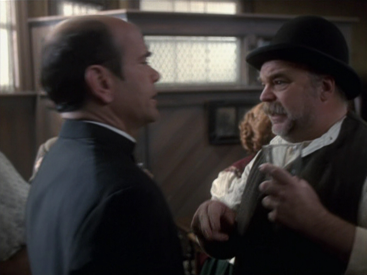 extant_StarTrek_VOY_6x11-FairHaven_00415.jpg
