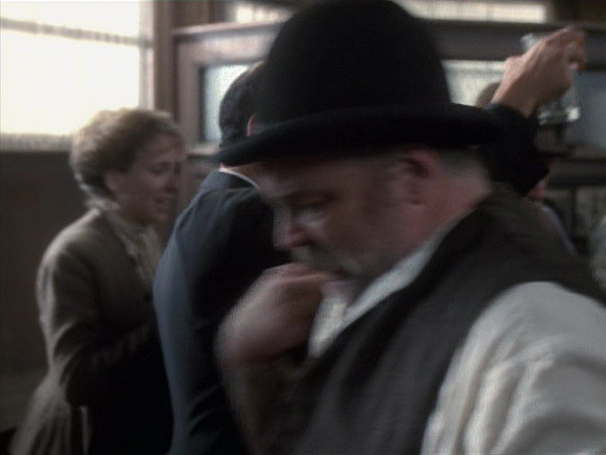 extant_StarTrek_VOY_6x11-FairHaven_00426.jpg