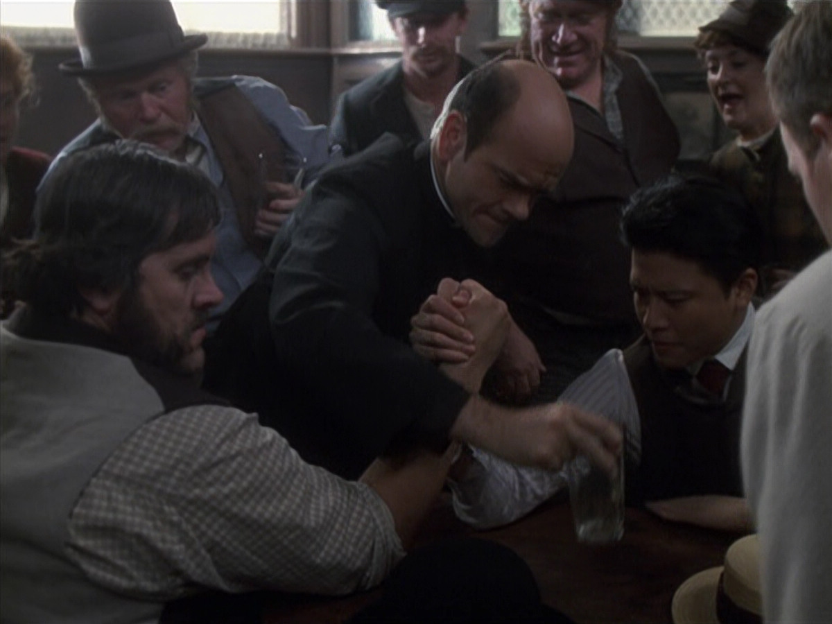 extant_StarTrek_VOY_6x11-FairHaven_00430.jpg