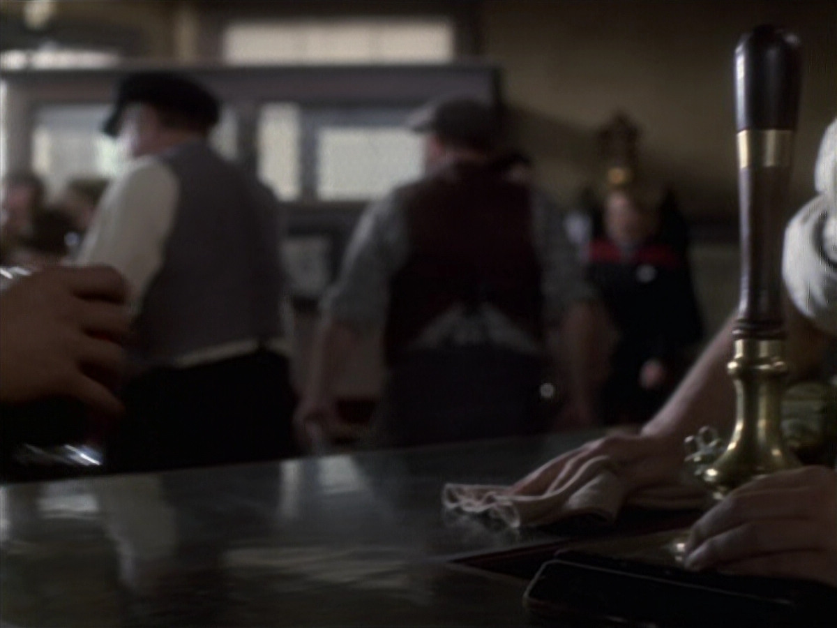 extant_StarTrek_VOY_6x11-FairHaven_00440.jpg