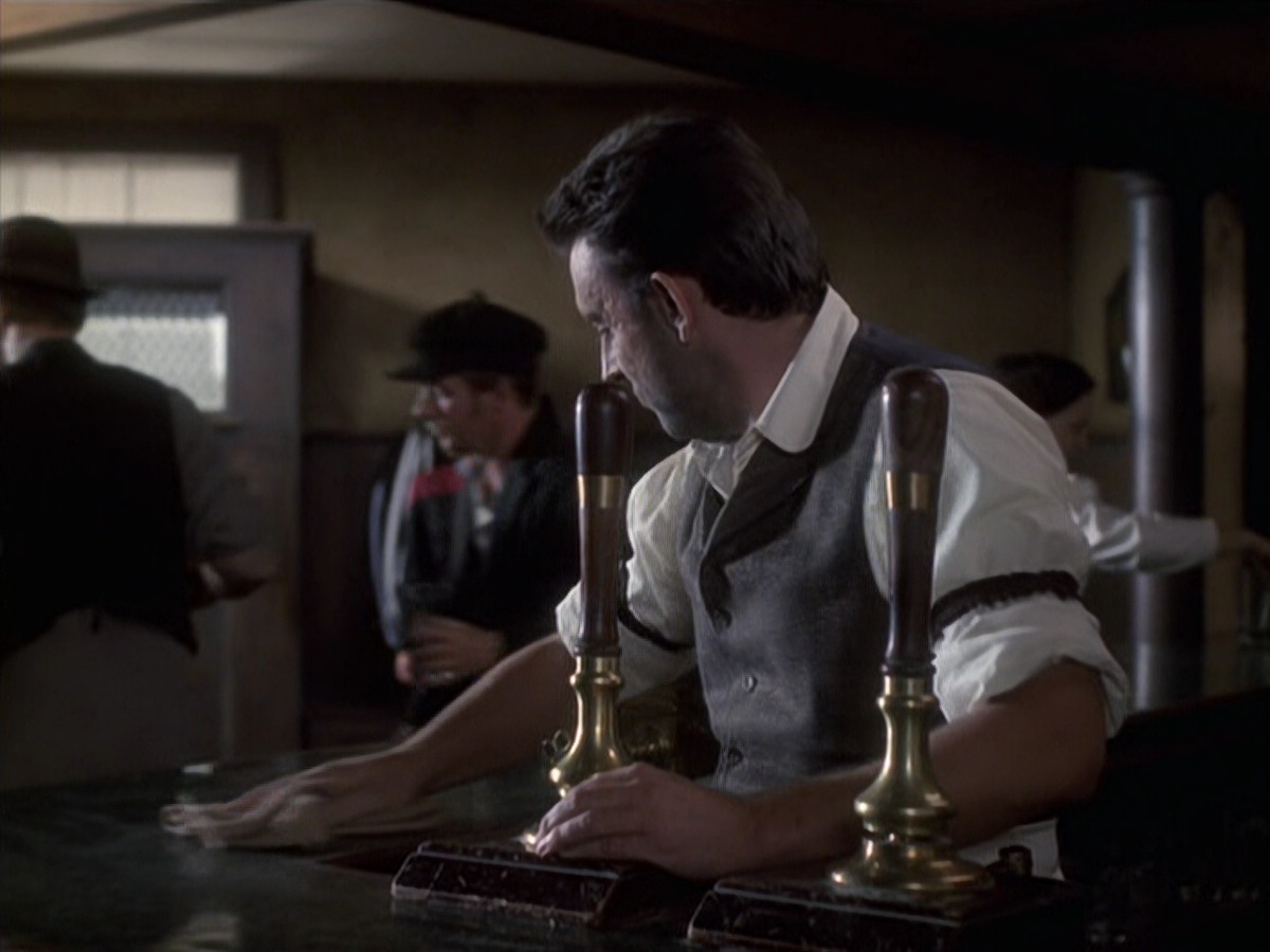 extant_StarTrek_VOY_6x11-FairHaven_00444.jpg