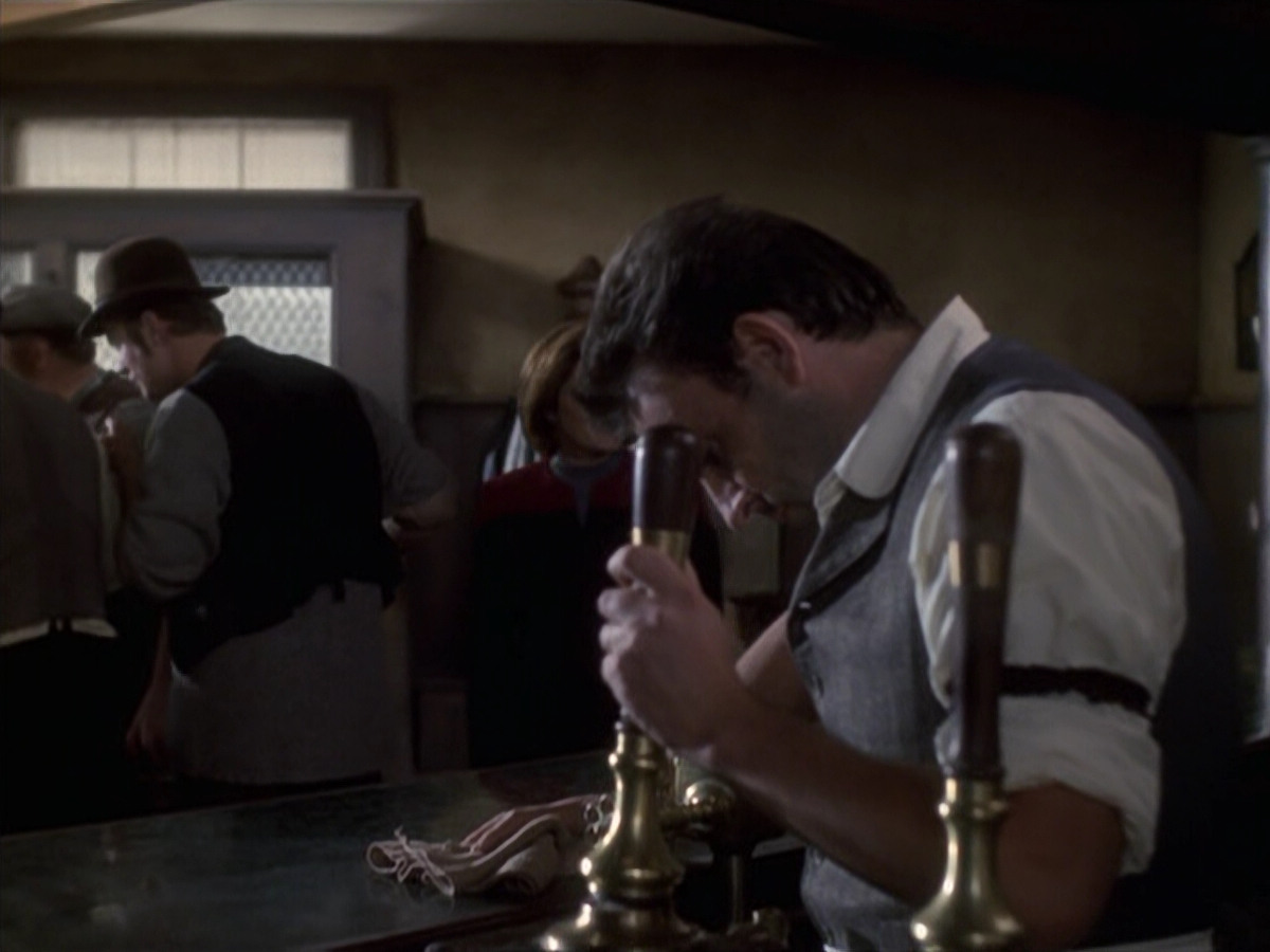 extant_StarTrek_VOY_6x11-FairHaven_00450.jpg