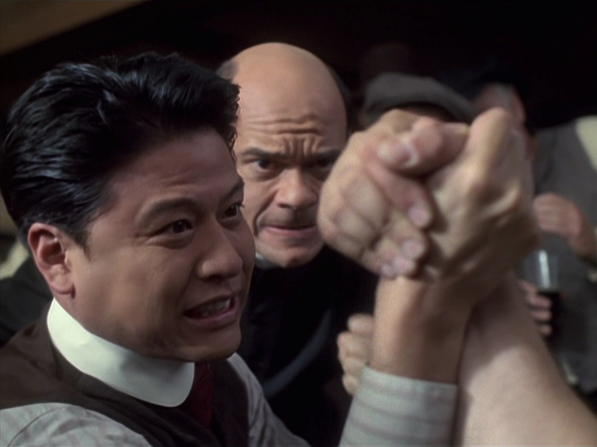 extant_StarTrek_VOY_6x11-FairHaven_00497.jpg