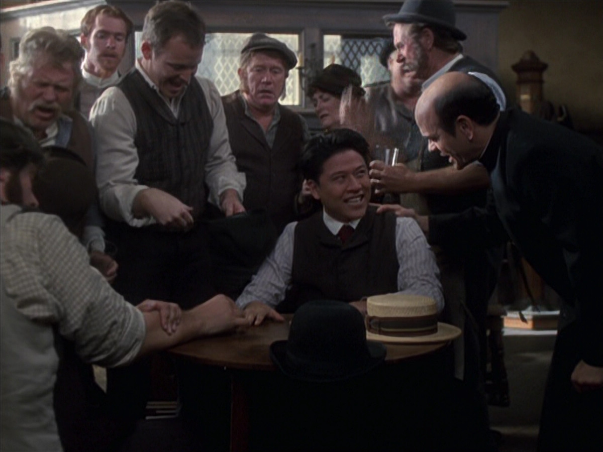 extant_StarTrek_VOY_6x11-FairHaven_00522.jpg