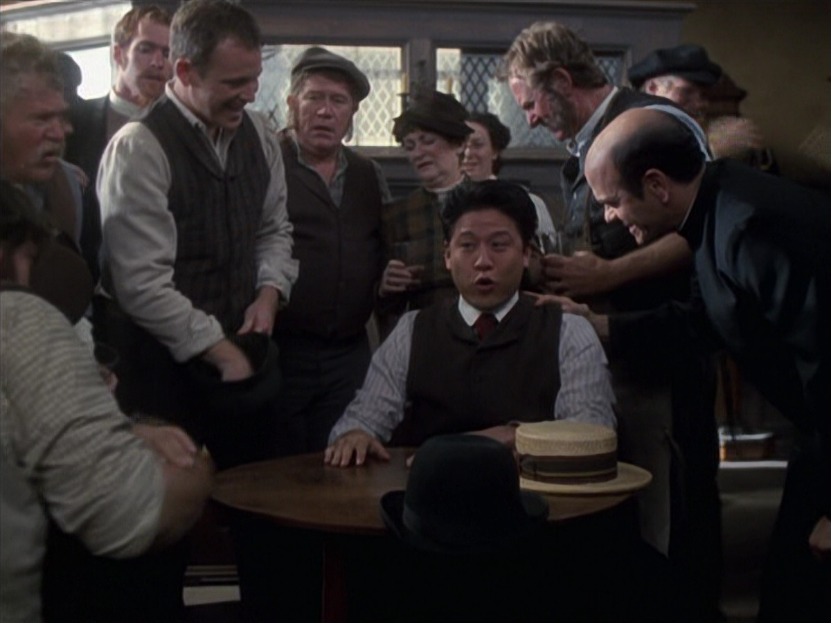 extant_StarTrek_VOY_6x11-FairHaven_00523.jpg