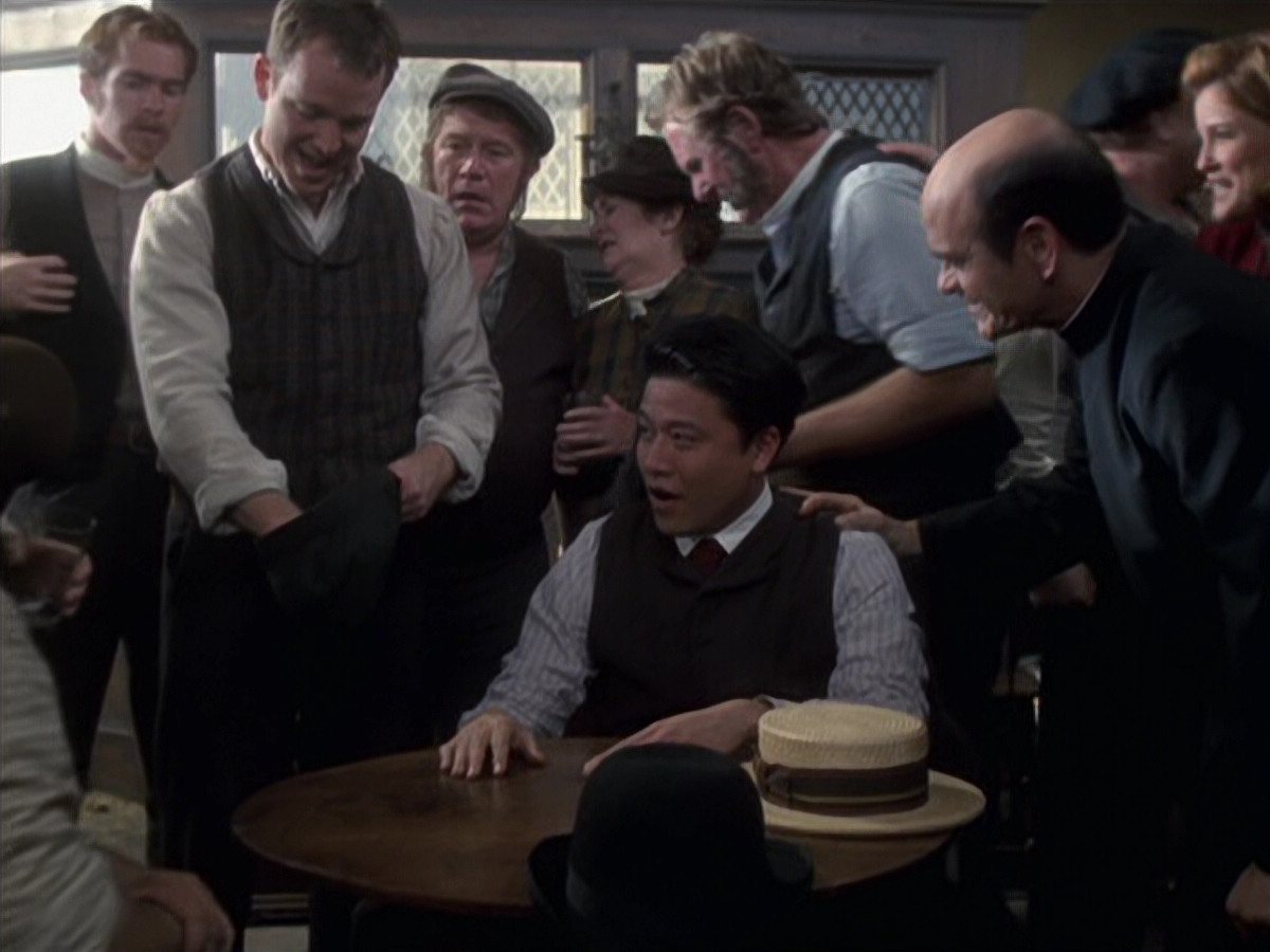extant_StarTrek_VOY_6x11-FairHaven_00524.jpg
