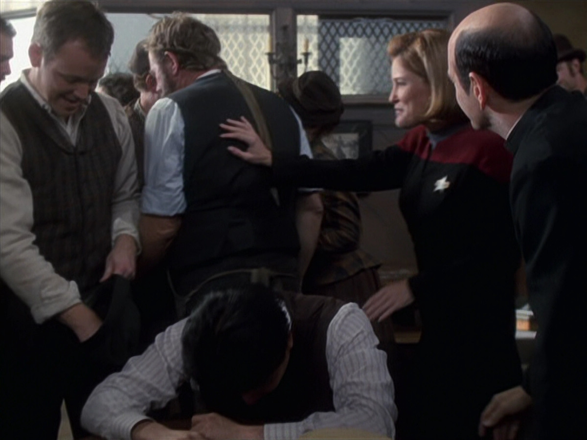 extant_StarTrek_VOY_6x11-FairHaven_00526.jpg