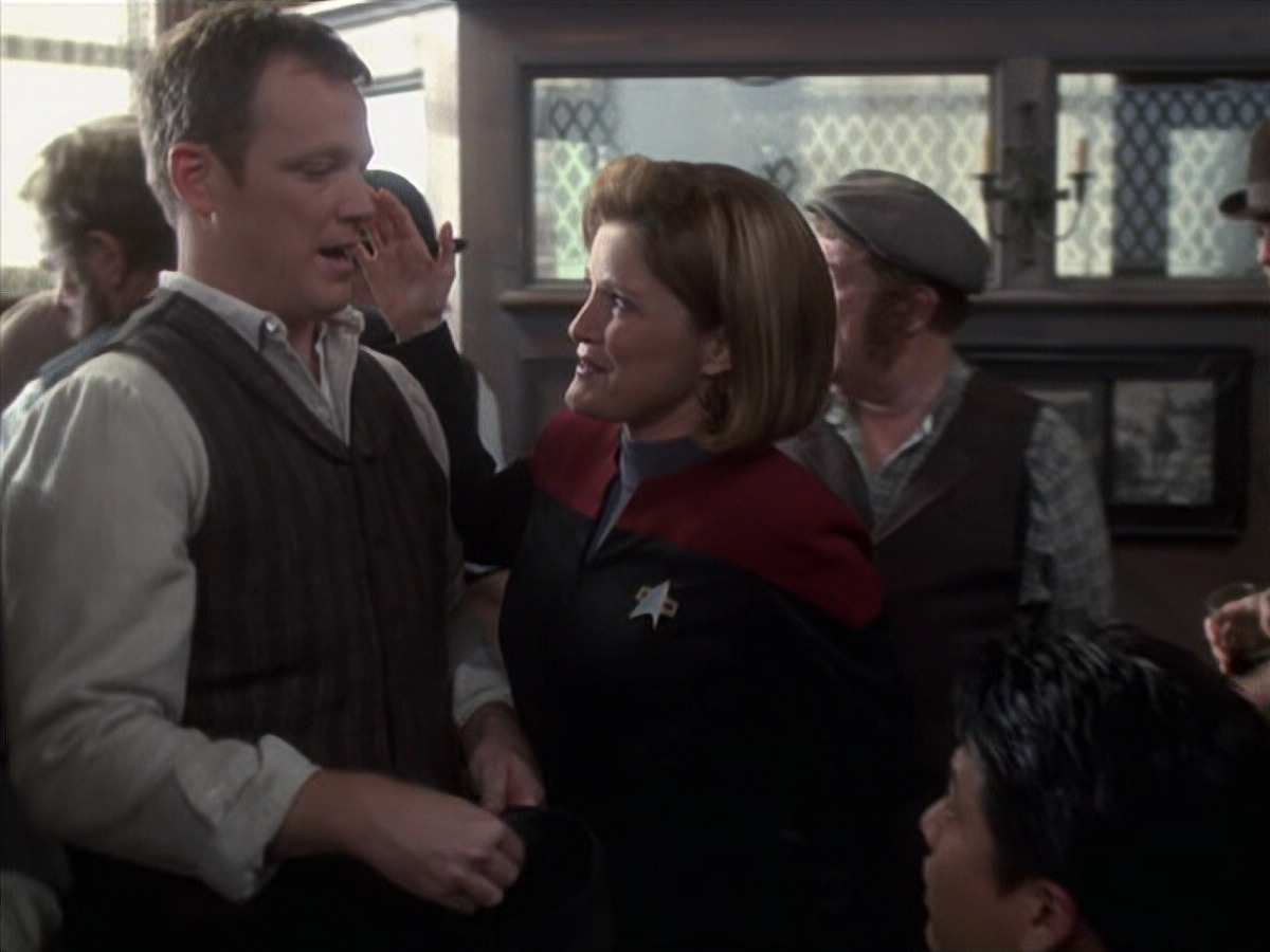 extant_StarTrek_VOY_6x11-FairHaven_00529.jpg