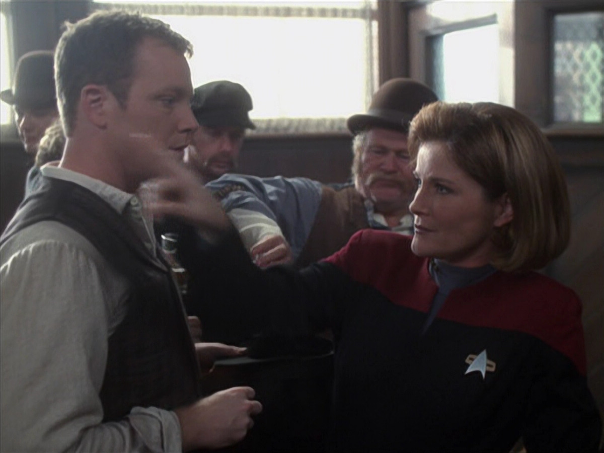 extant_StarTrek_VOY_6x11-FairHaven_00541.jpg