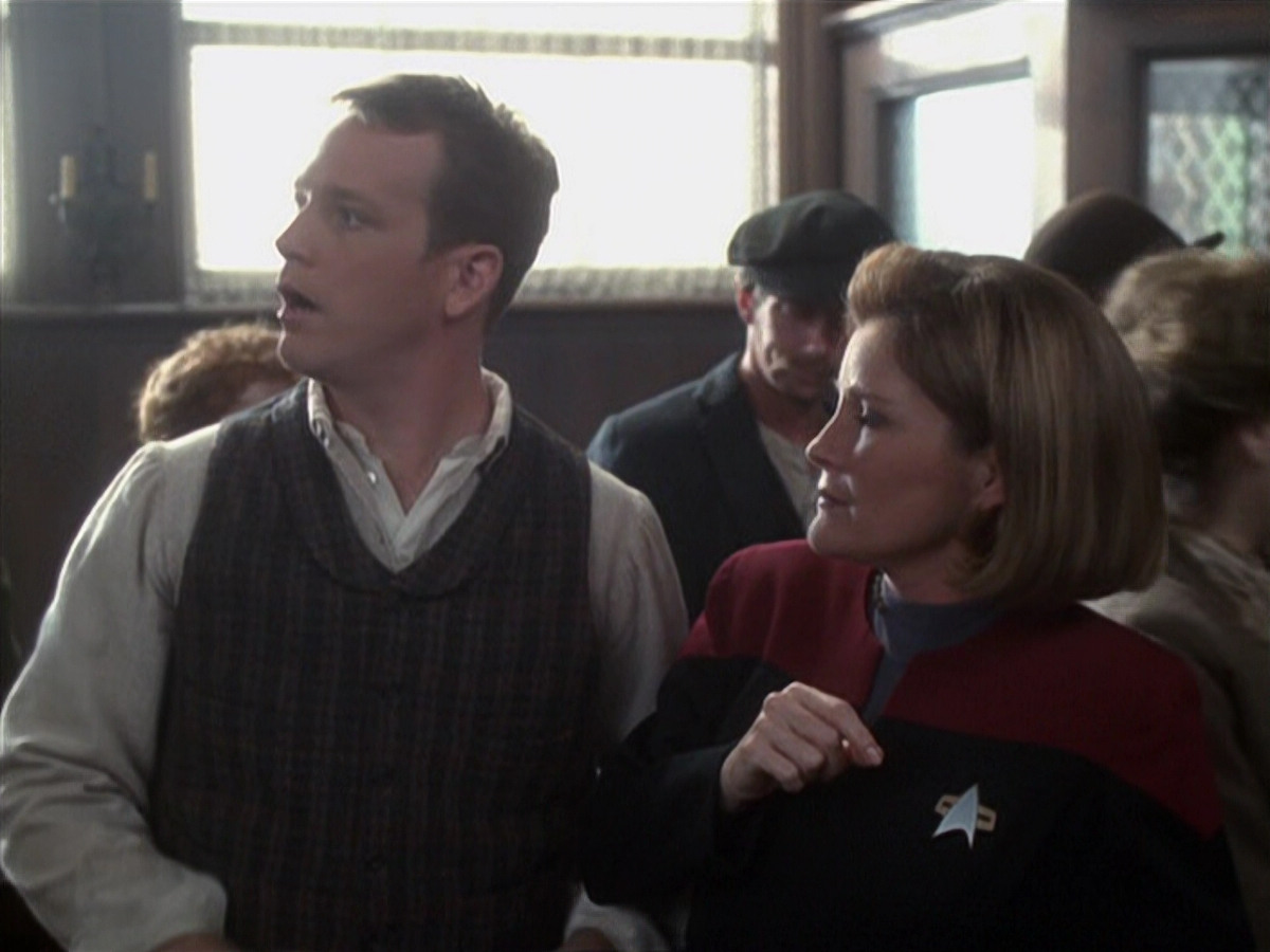 extant_StarTrek_VOY_6x11-FairHaven_00549.jpg