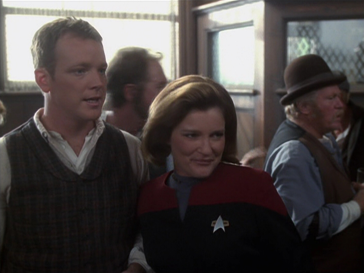 extant_StarTrek_VOY_6x11-FairHaven_00553.jpg