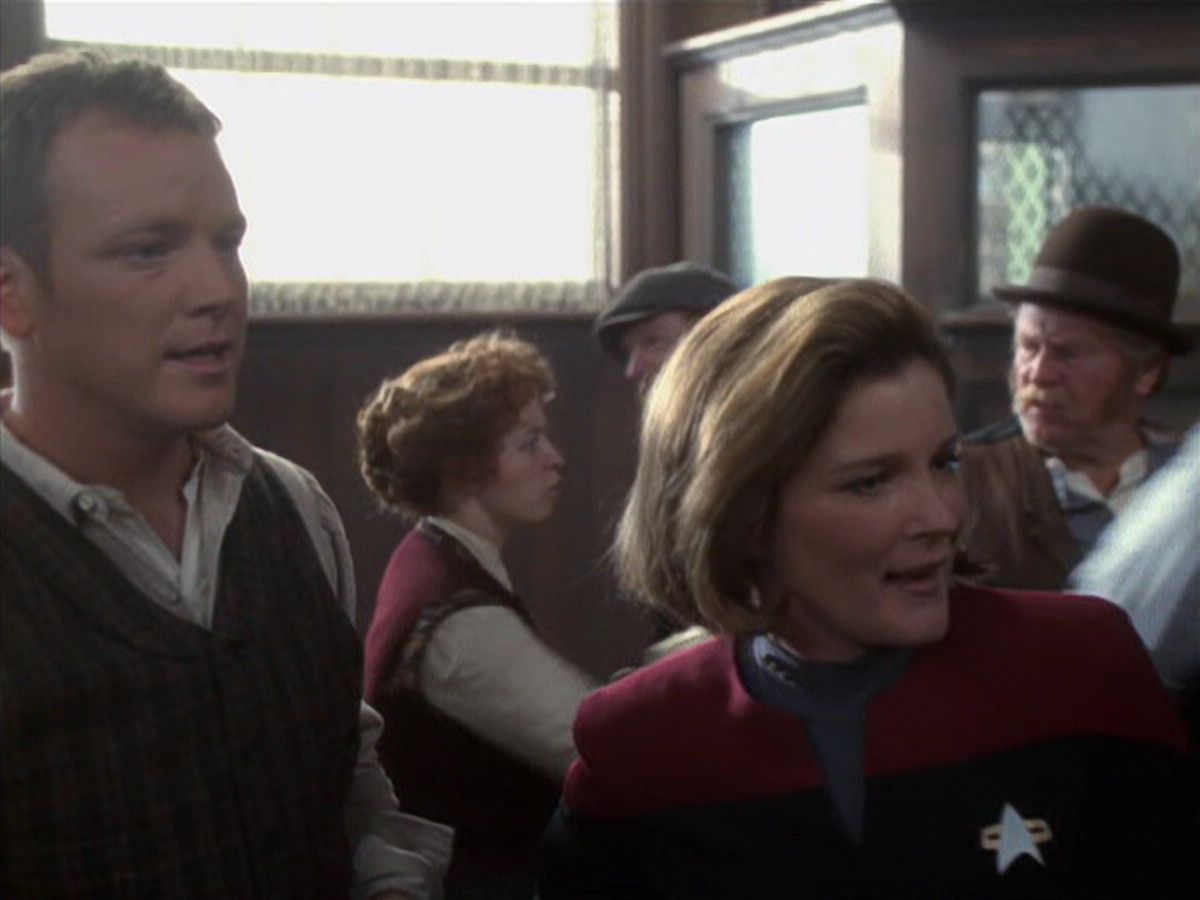 extant_StarTrek_VOY_6x11-FairHaven_00555.jpg