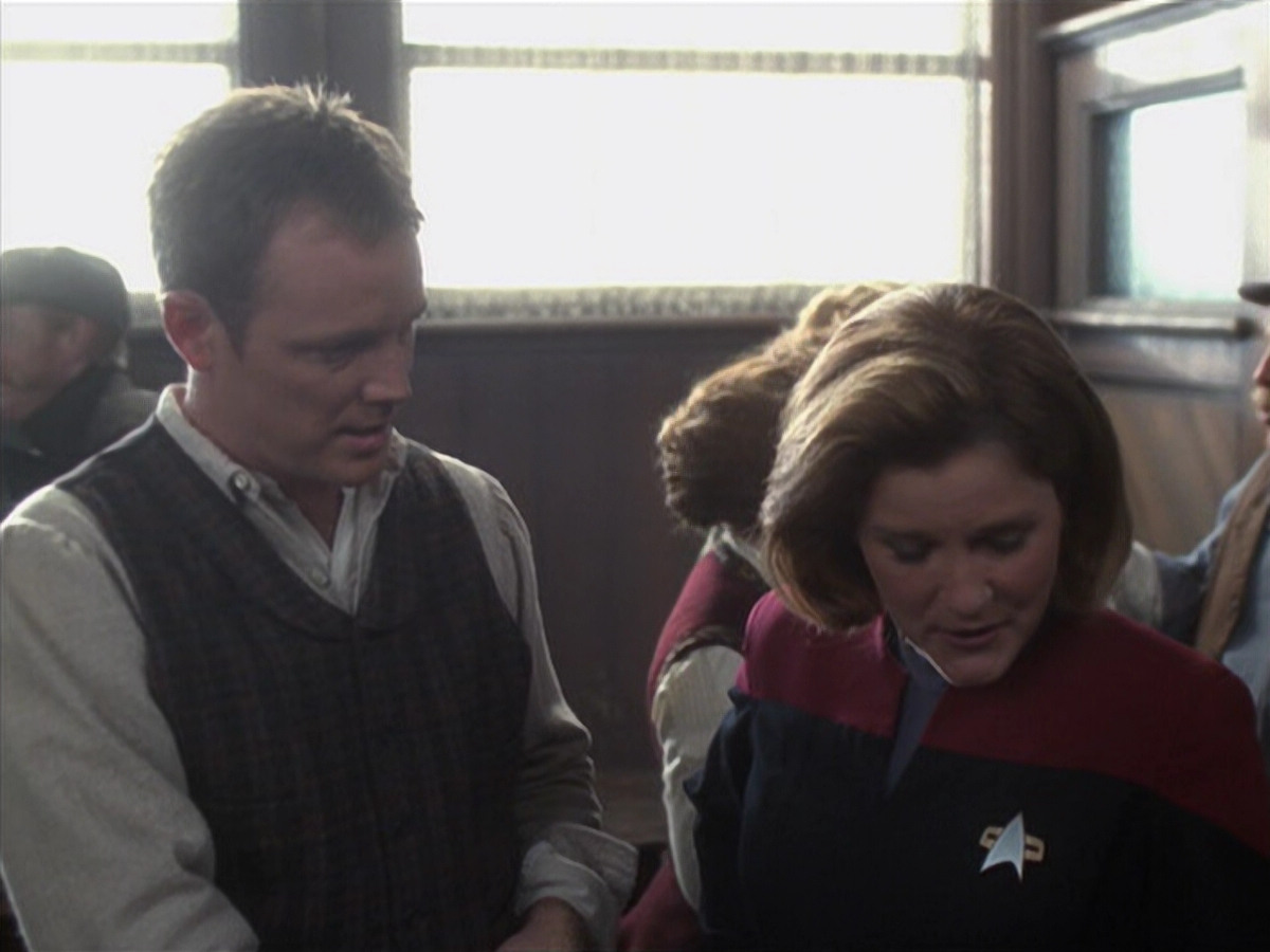 extant_StarTrek_VOY_6x11-FairHaven_00560.jpg