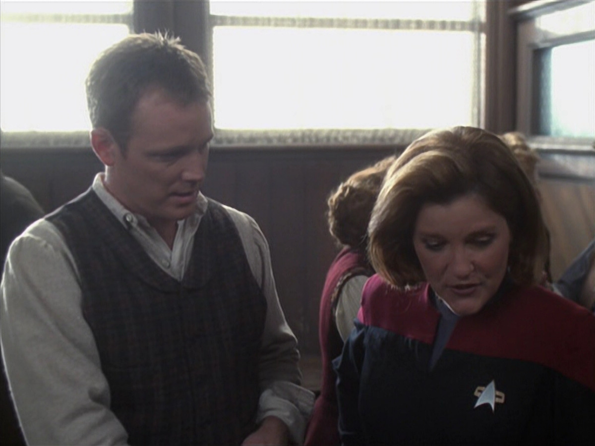 extant_StarTrek_VOY_6x11-FairHaven_00561.jpg