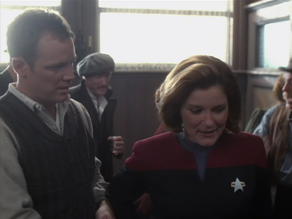 extant_StarTrek_VOY_6x11-FairHaven_00565.jpg