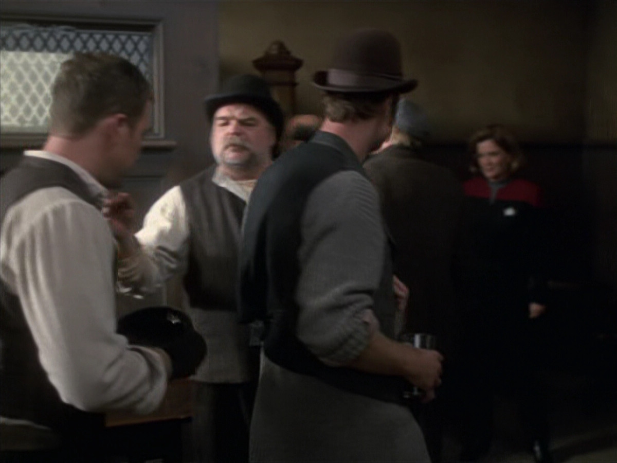 extant_StarTrek_VOY_6x11-FairHaven_00576.jpg