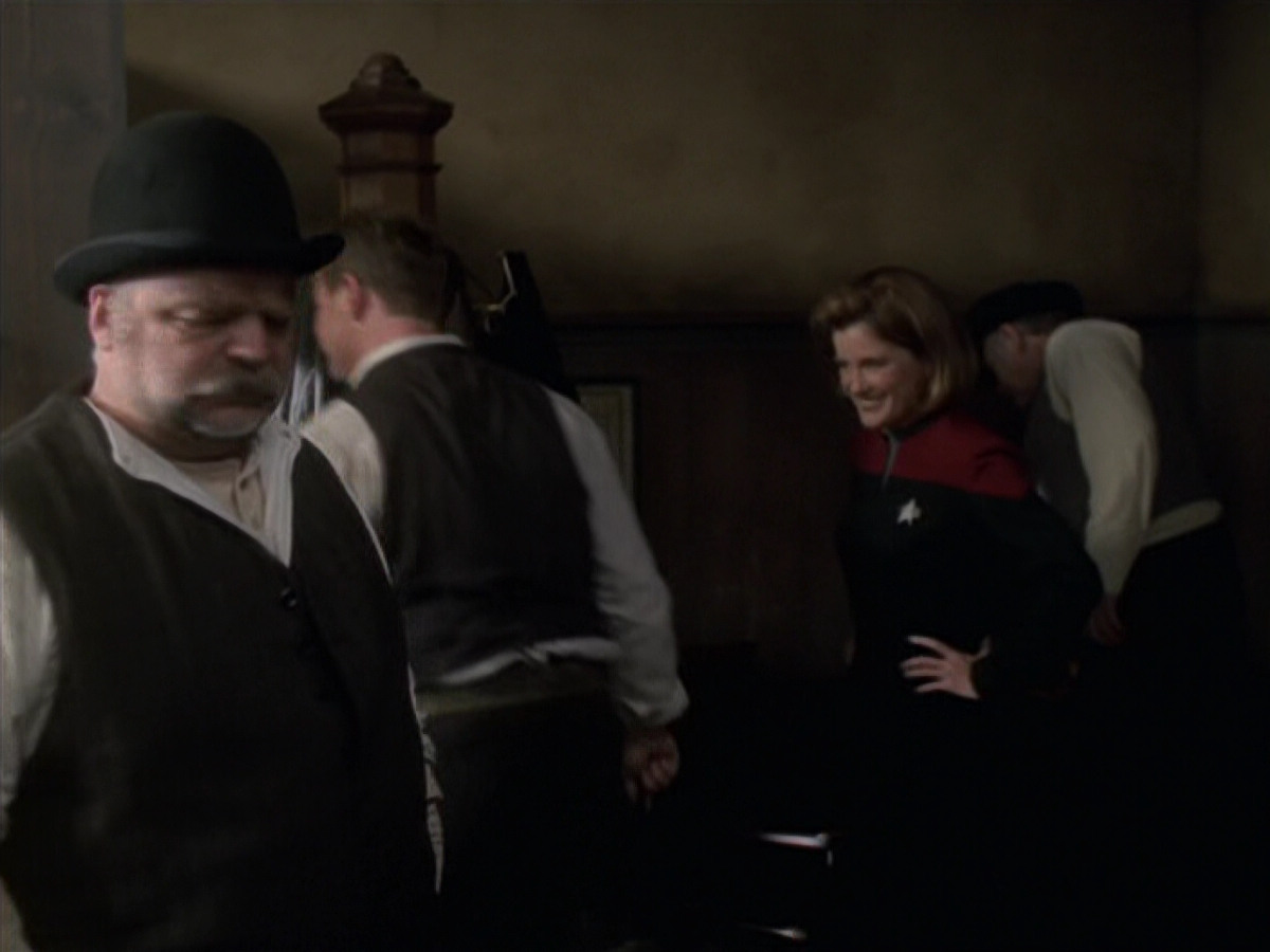 extant_StarTrek_VOY_6x11-FairHaven_00588.jpg