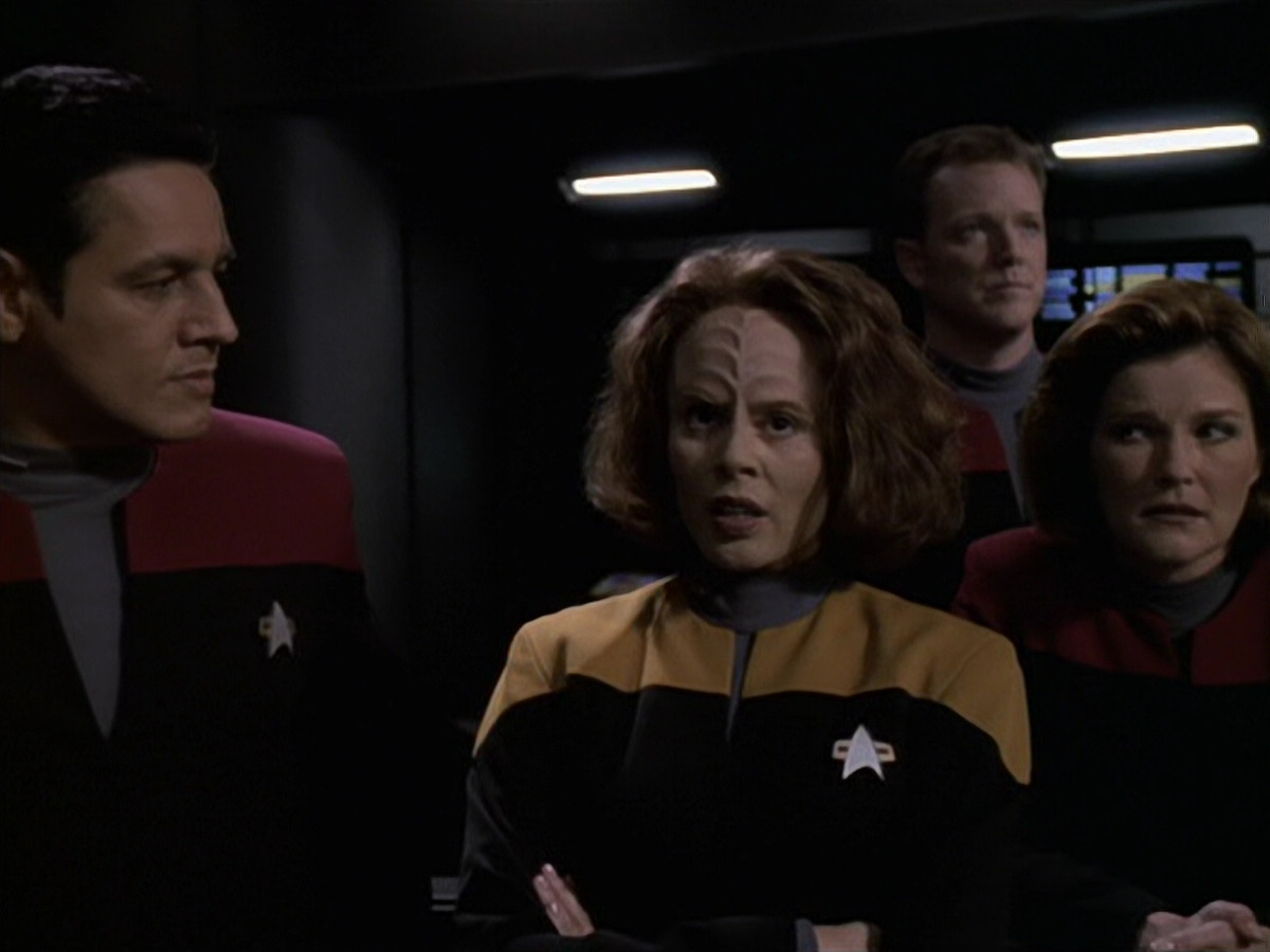 extant_StarTrek_VOY_6x11-FairHaven_00637.jpg