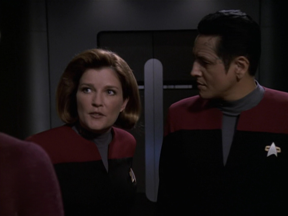 extant_StarTrek_VOY_6x11-FairHaven_00656.jpg