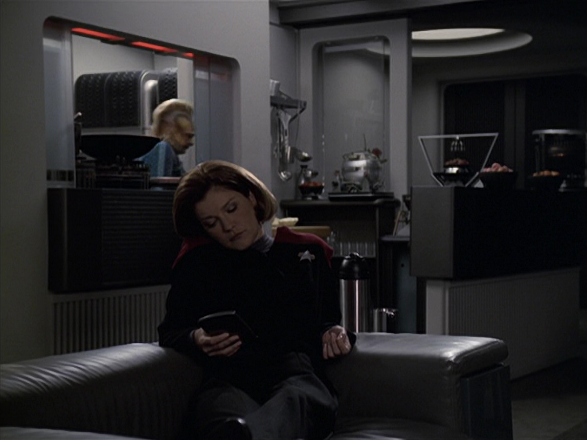 extant_StarTrek_VOY_6x11-FairHaven_00684.jpg