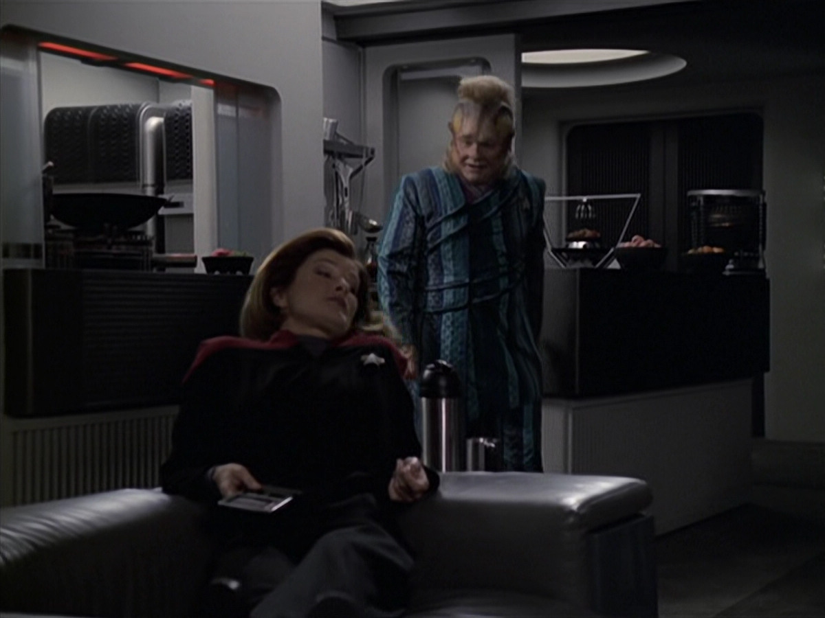 extant_StarTrek_VOY_6x11-FairHaven_00689.jpg