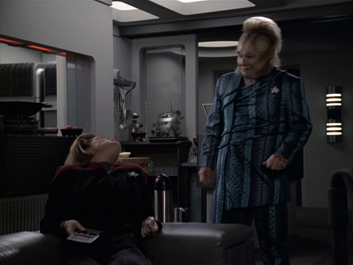 extant_StarTrek_VOY_6x11-FairHaven_00692.jpg