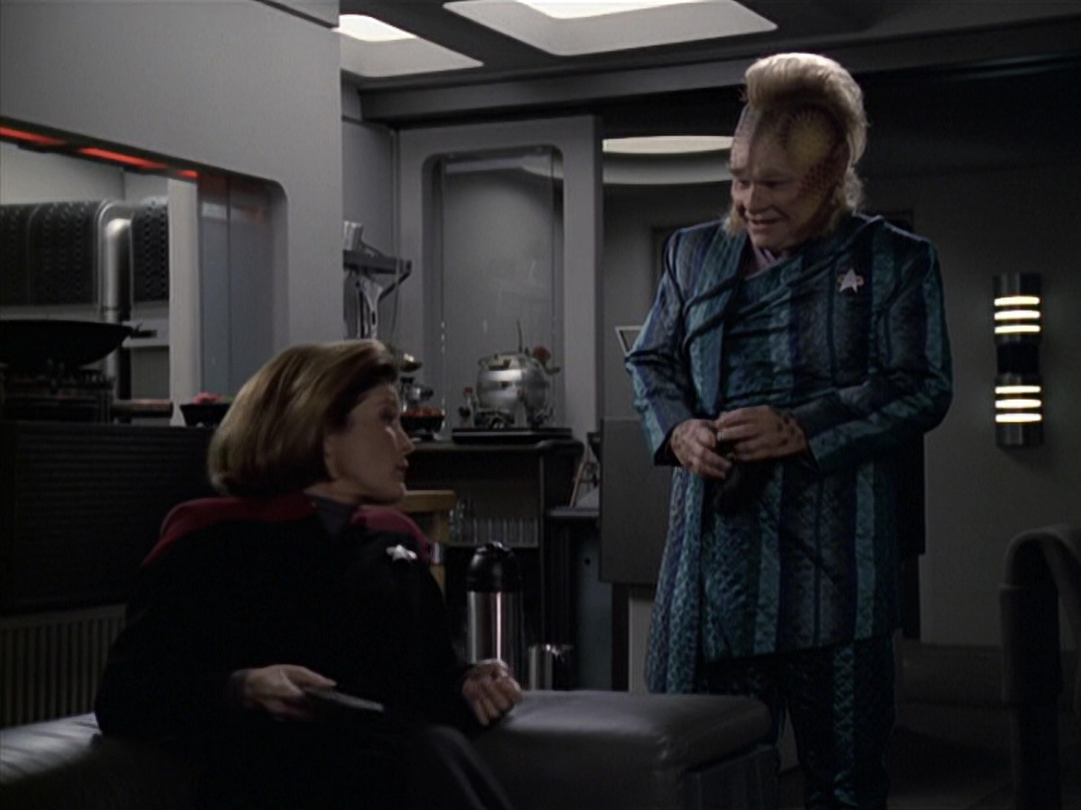 extant_StarTrek_VOY_6x11-FairHaven_00695.jpg