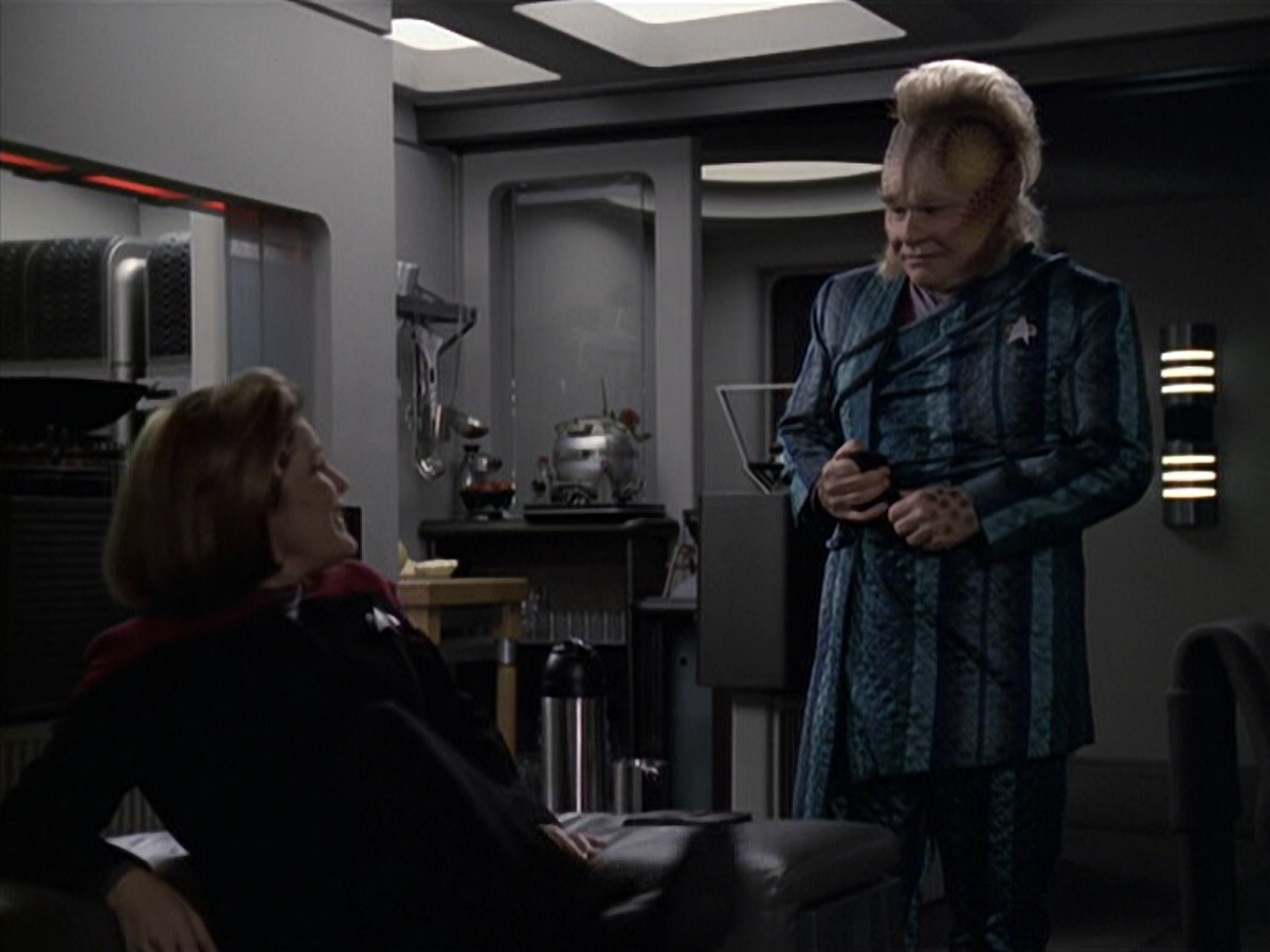 extant_StarTrek_VOY_6x11-FairHaven_00697.jpg
