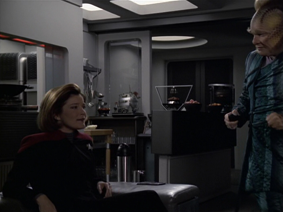 extant_StarTrek_VOY_6x11-FairHaven_00700.jpg