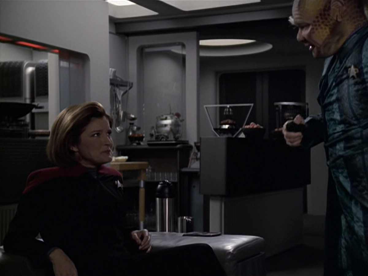 extant_StarTrek_VOY_6x11-FairHaven_00701.jpg