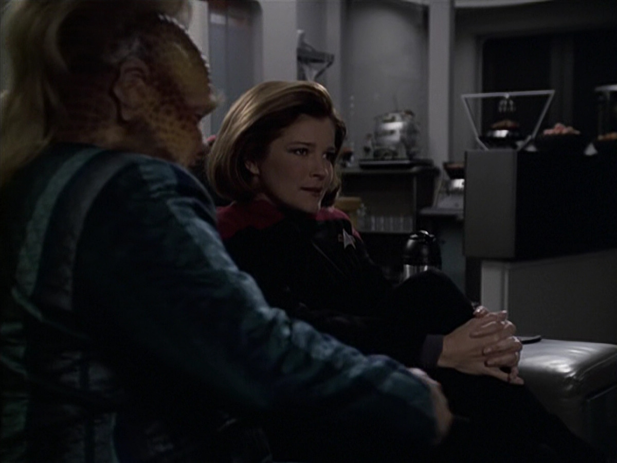 extant_StarTrek_VOY_6x11-FairHaven_00705.jpg