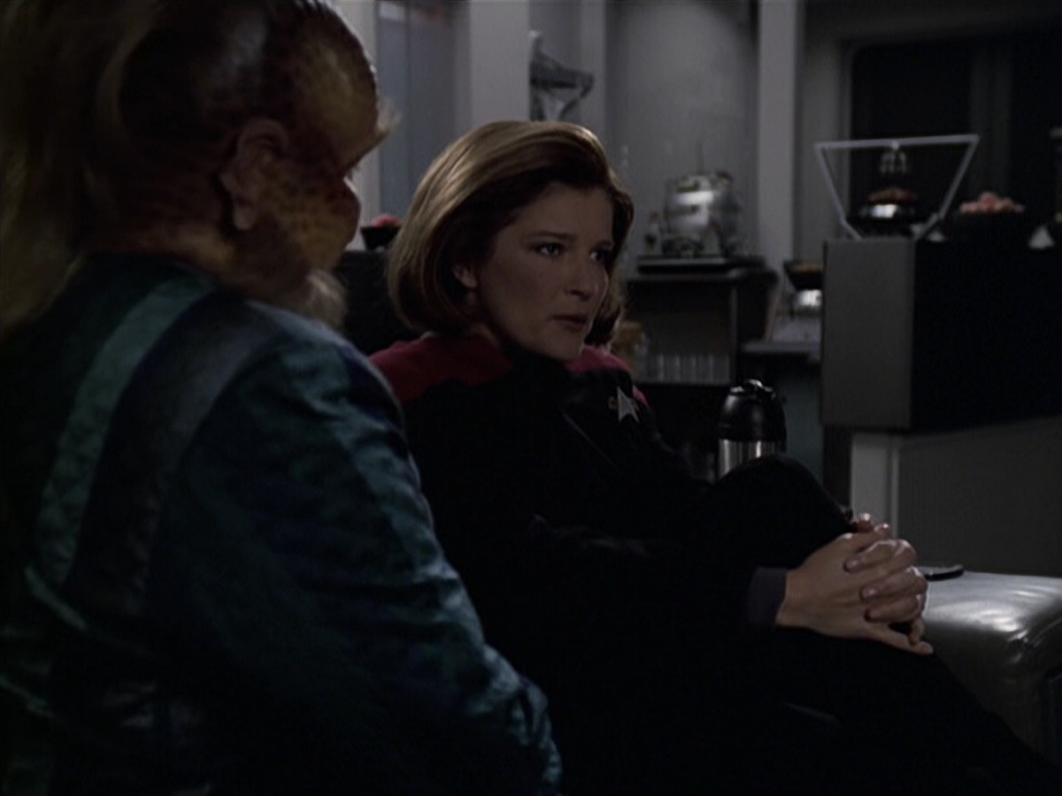 extant_StarTrek_VOY_6x11-FairHaven_00706.jpg