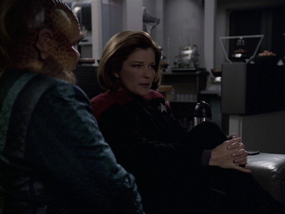 extant_StarTrek_VOY_6x11-FairHaven_00708.jpg