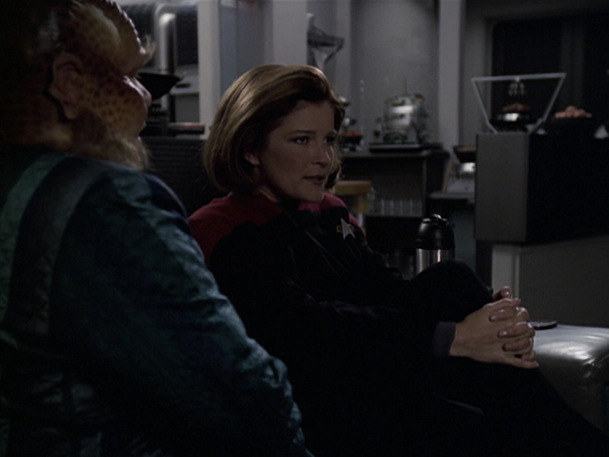 extant_StarTrek_VOY_6x11-FairHaven_00710.jpg