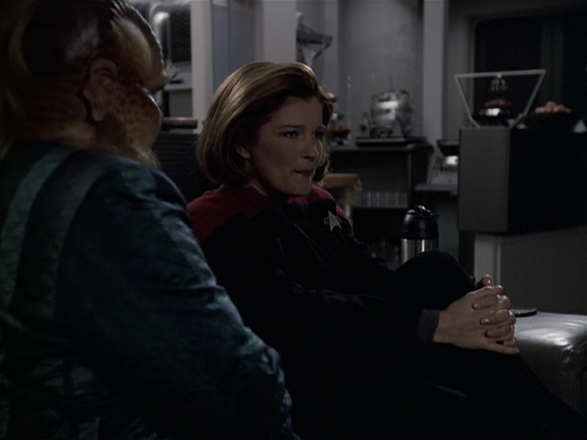 extant_StarTrek_VOY_6x11-FairHaven_00711.jpg