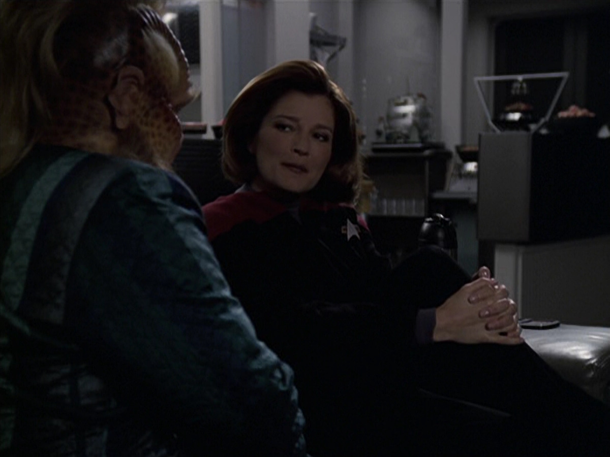 extant_StarTrek_VOY_6x11-FairHaven_00714.jpg