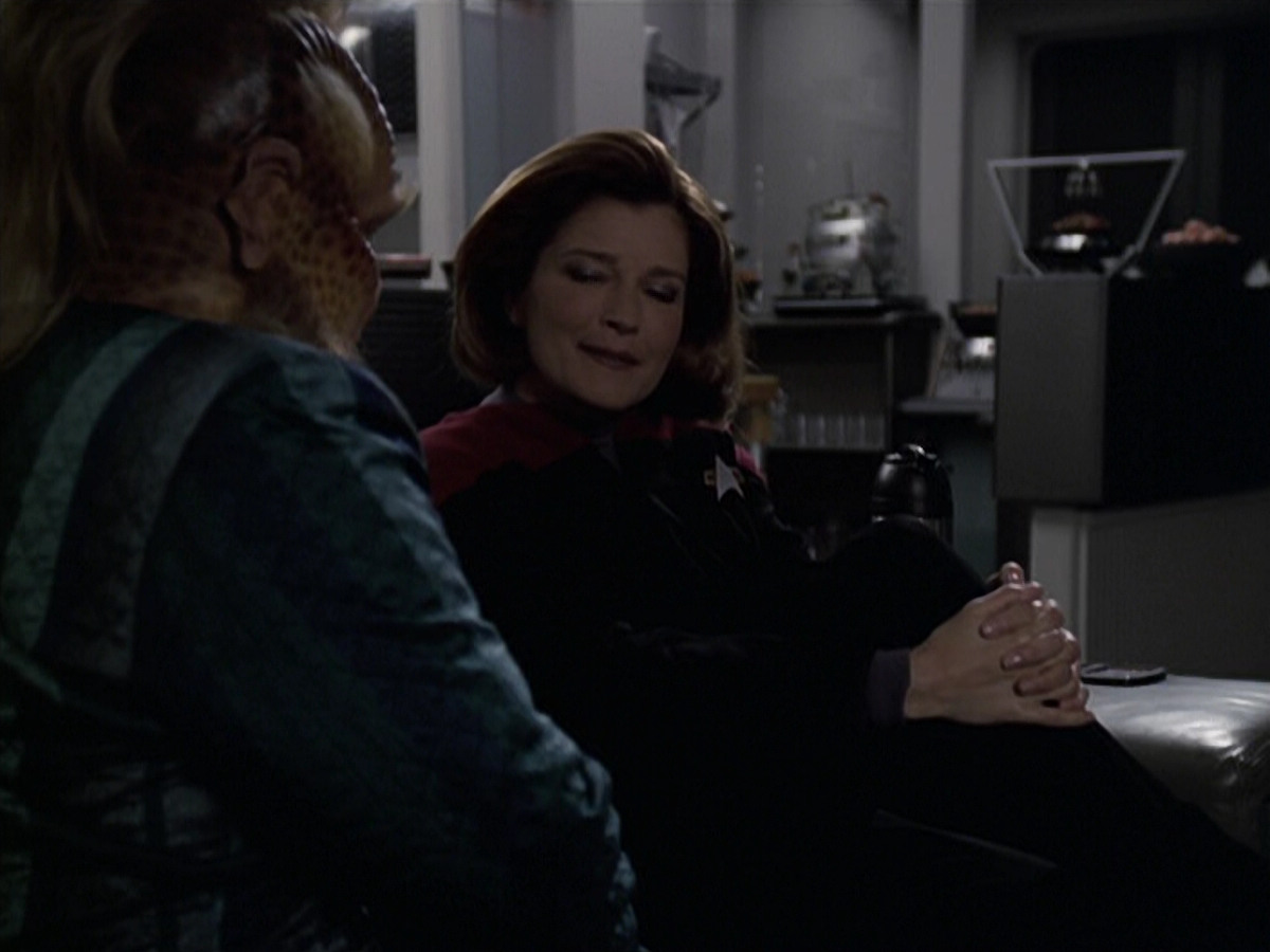 extant_StarTrek_VOY_6x11-FairHaven_00715.jpg