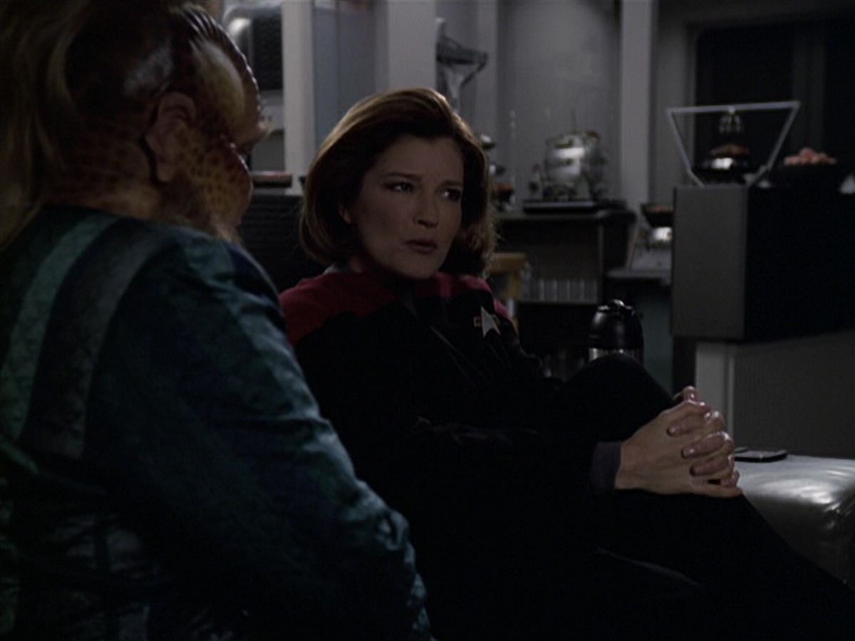 extant_StarTrek_VOY_6x11-FairHaven_00722.jpg