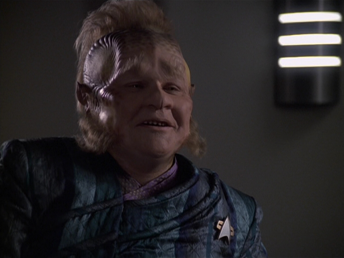 extant_StarTrek_VOY_6x11-FairHaven_00725.jpg