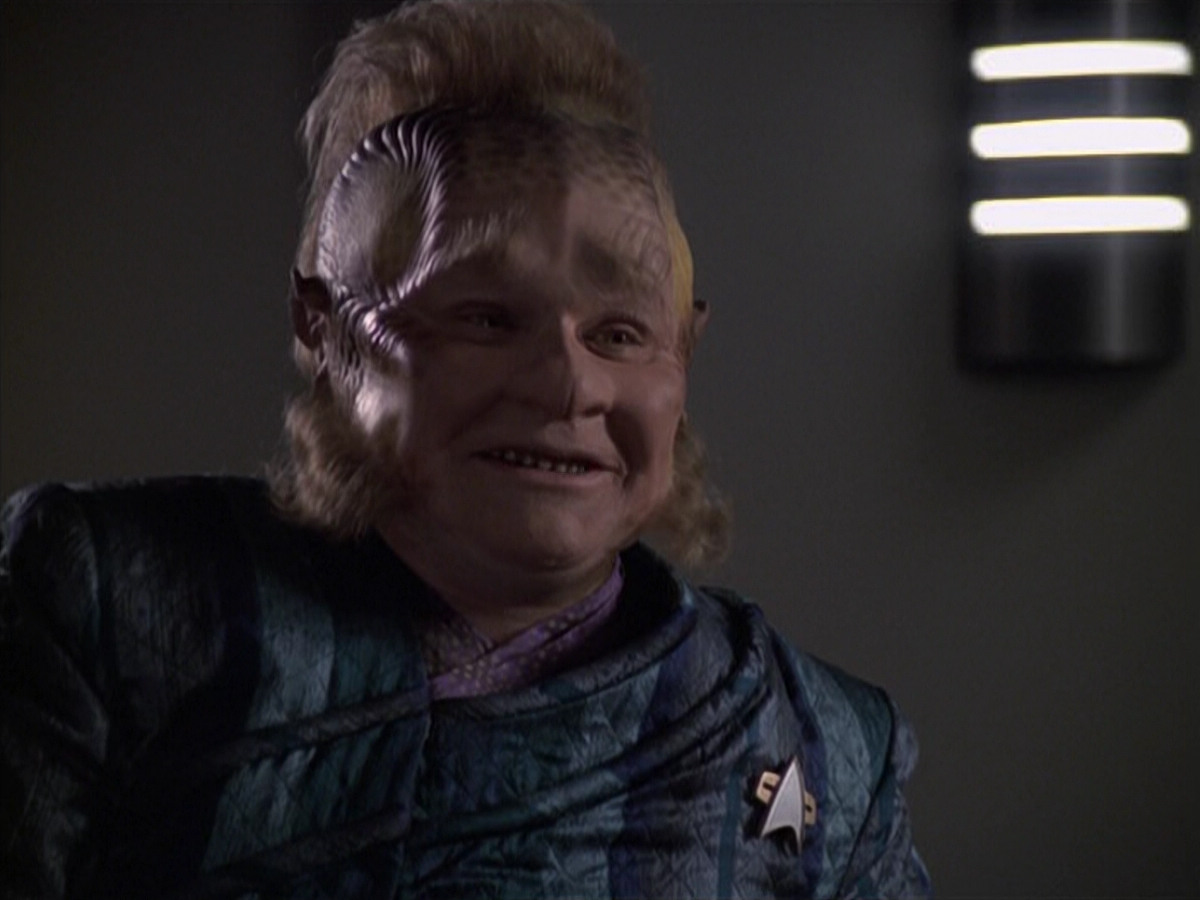 extant_StarTrek_VOY_6x11-FairHaven_00727.jpg