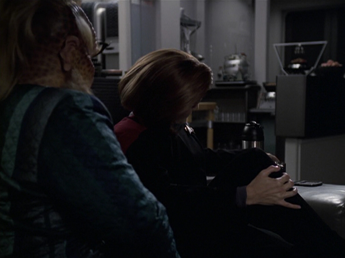extant_StarTrek_VOY_6x11-FairHaven_00760.jpg
