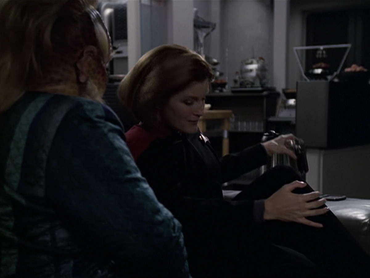 extant_StarTrek_VOY_6x11-FairHaven_00761.jpg
