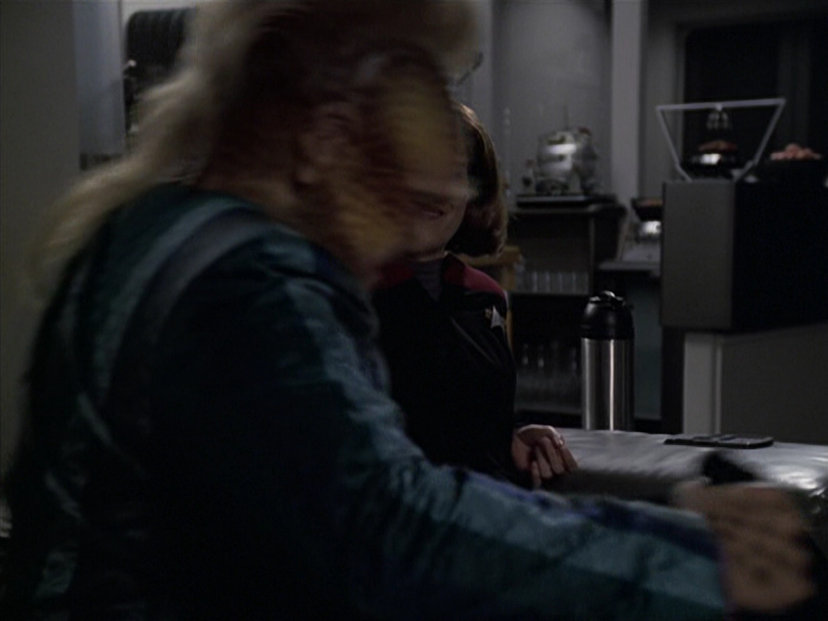 extant_StarTrek_VOY_6x11-FairHaven_00772.jpg