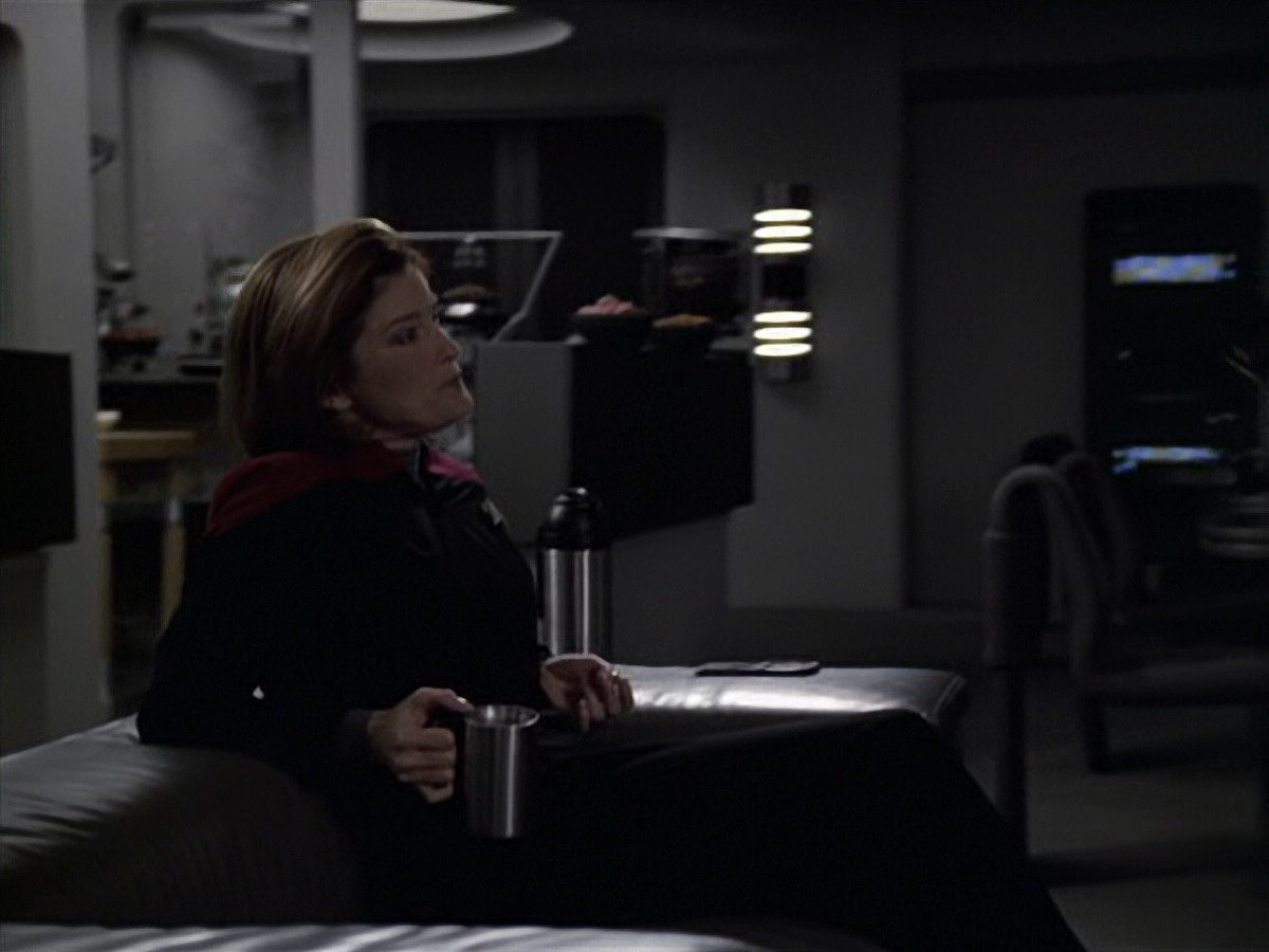 extant_StarTrek_VOY_6x11-FairHaven_00775.jpg