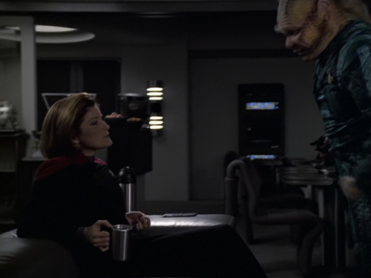 extant_StarTrek_VOY_6x11-FairHaven_00776.jpg