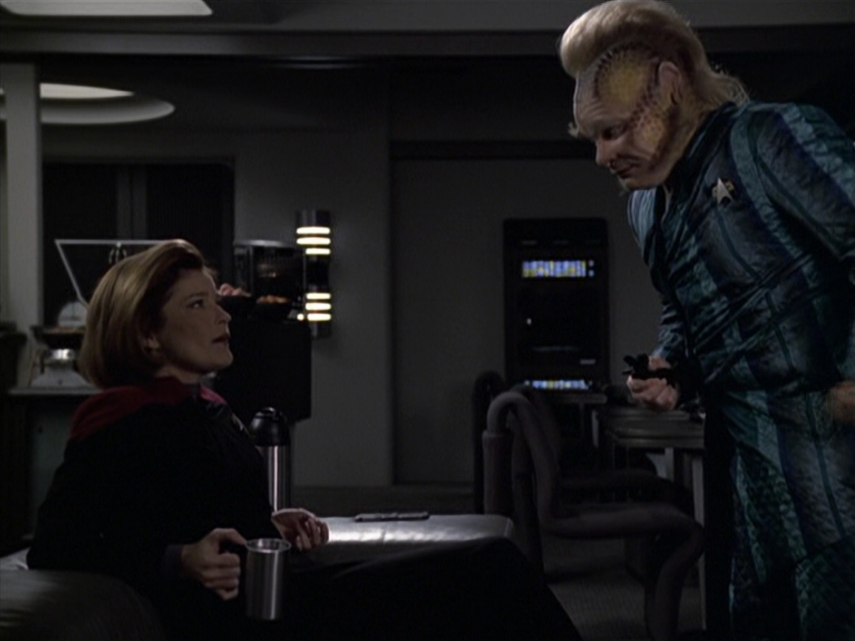 extant_StarTrek_VOY_6x11-FairHaven_00777.jpg